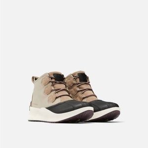 Women’s SOREL Out ‘n About III classic boot in taupe/black. New in box